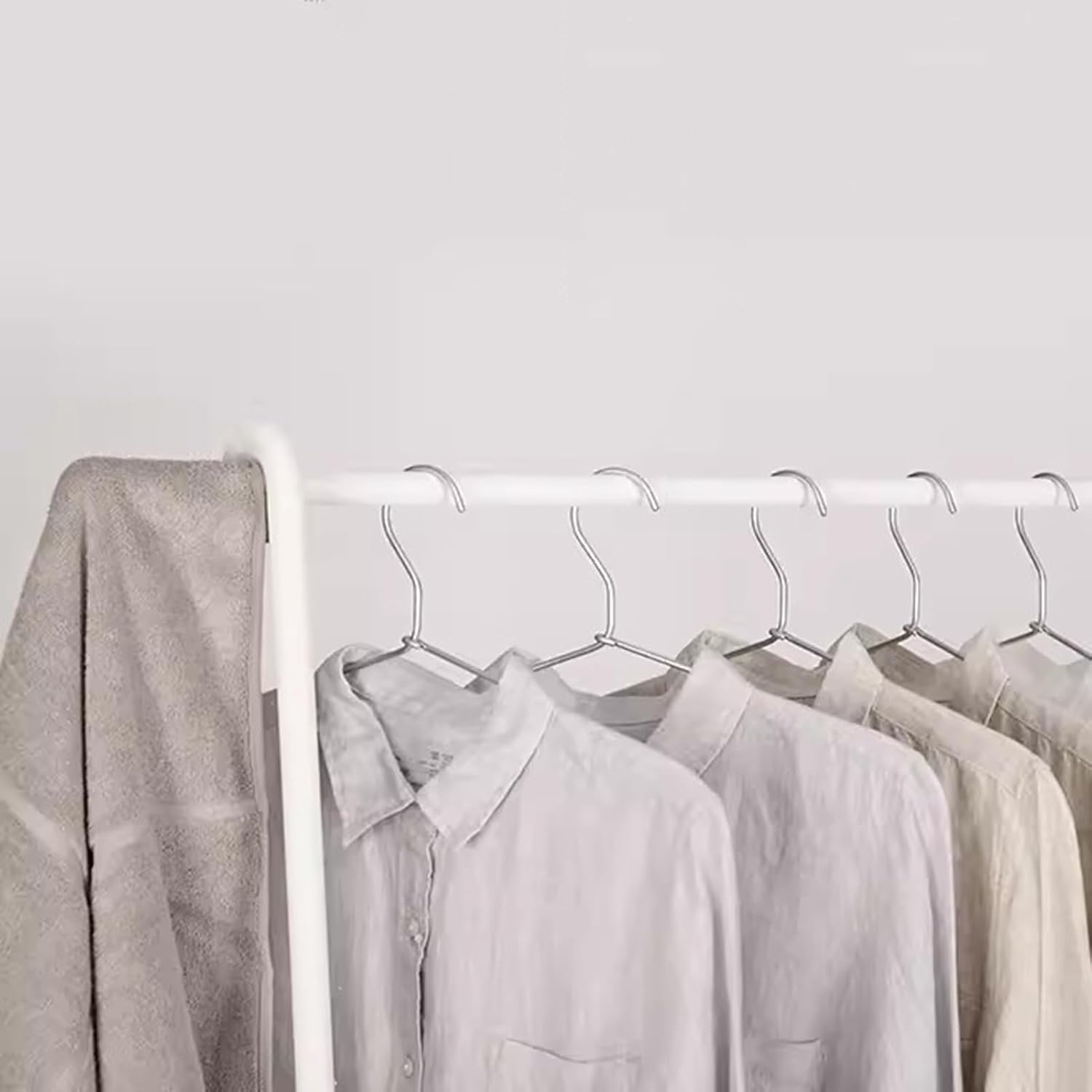 Heavy duty Garment rack 2-in-1 Metal Clothing Rack With Storage Rack, Portable Clothes Organizer Stand On Wheels, Freestanding Coat Rack For Bedroom, Laundry Room And Living-room, White, 83X46X147CM